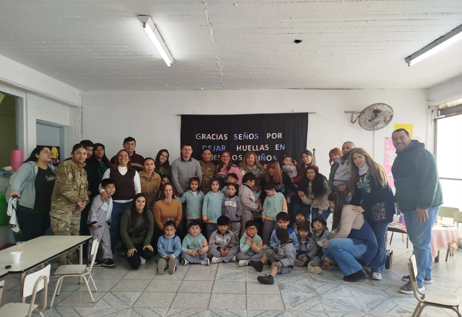 Alumnos del Nivel Inicial con sus familias y docentes en el Instituto