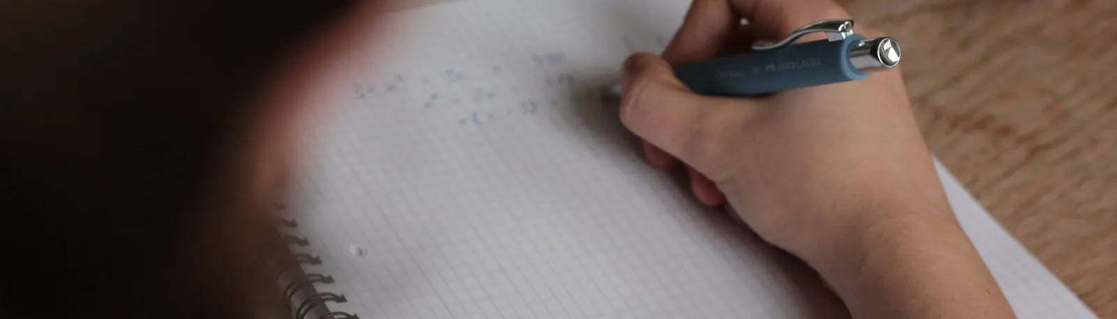 Alumno de Nivel Primario del Instituto 25 de Mayo escribiendo