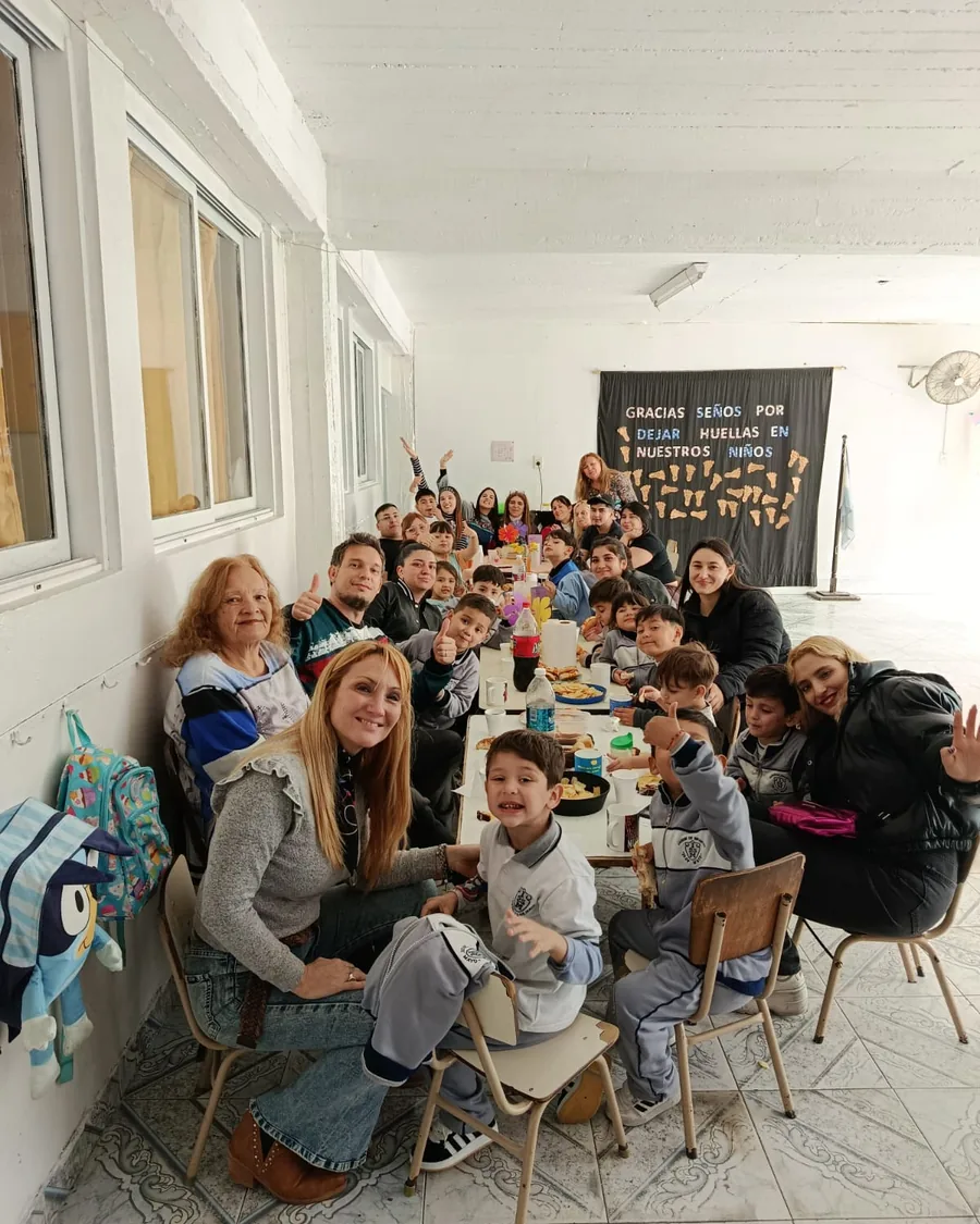 Familias y alumnos compartiendo un desayuno en el Instituto 25 de Mayo
