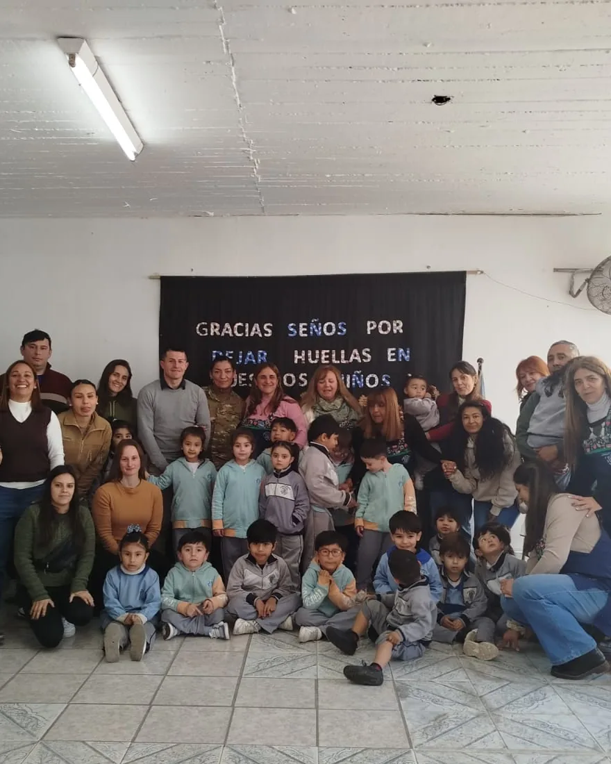 Docentes, familias y alumnos del Nivel Inicial del Instituto 25 de Mayo