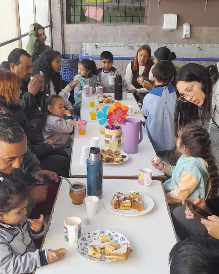 Alumnos del Nivel Inicial desayunando con sus familias en el Instituto