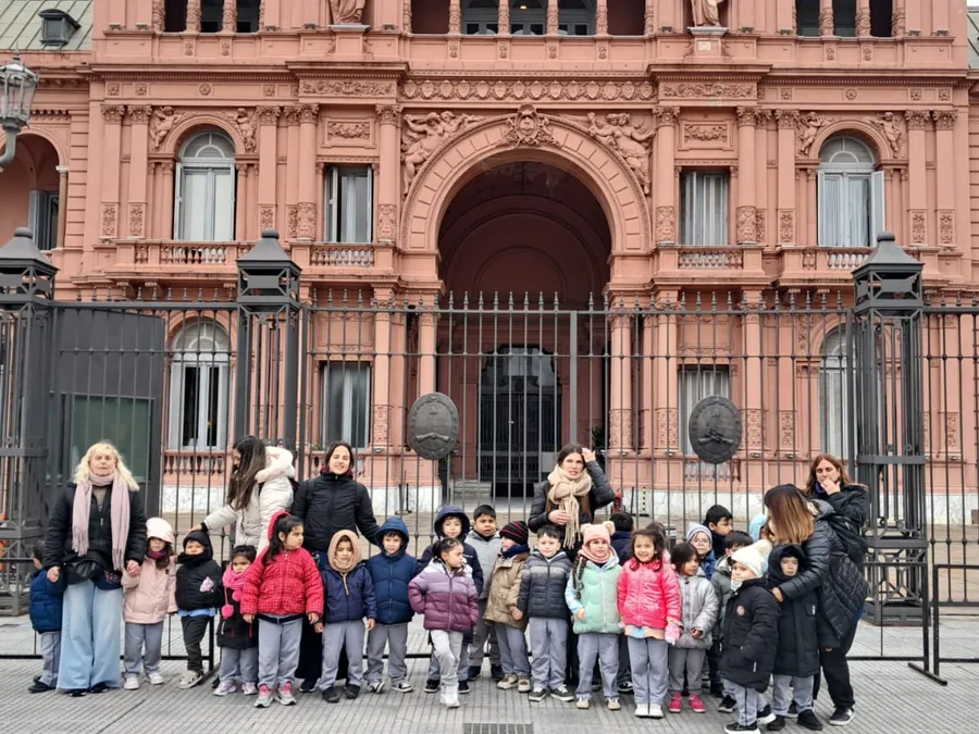 Alumnos del Nivel Inicial con sus docentes, de salida frente a la Casa Rosada