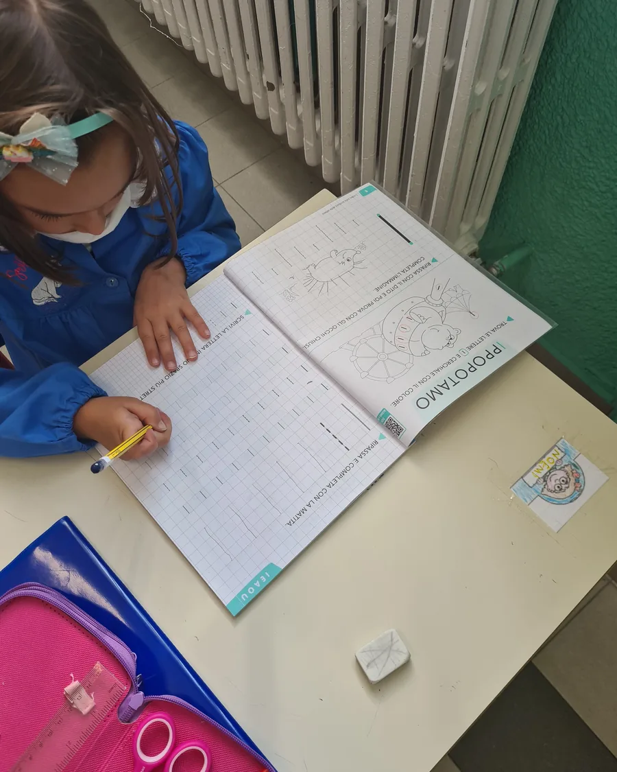 Alumna de Nivel Primario trabajando en su cuaderno