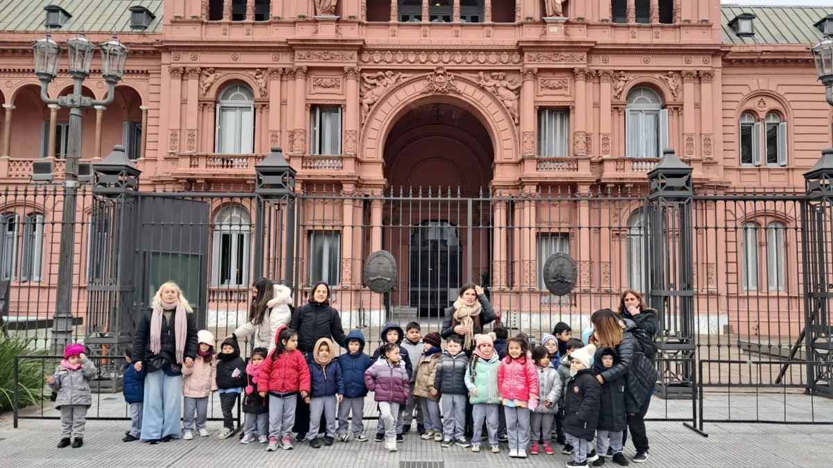 Alumnos del Nivel Inicial con sus docentes frente a la Casa Rosada