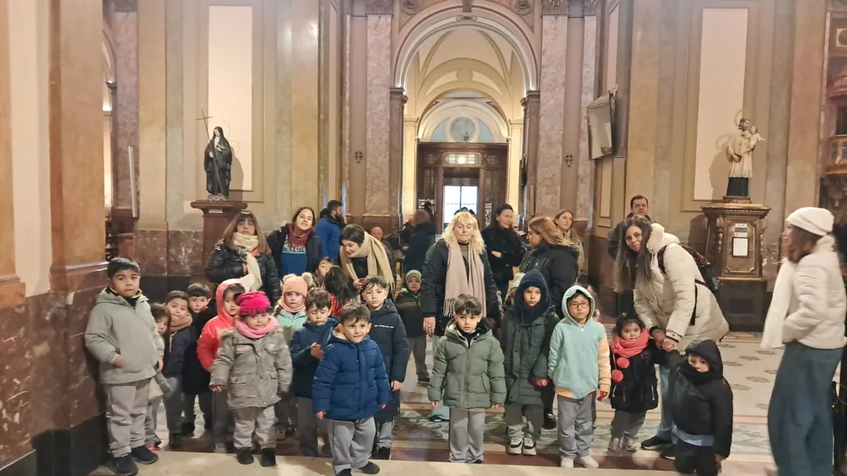 Alumnos del Nivel Inicial y docentes en la nave central de la Catedral