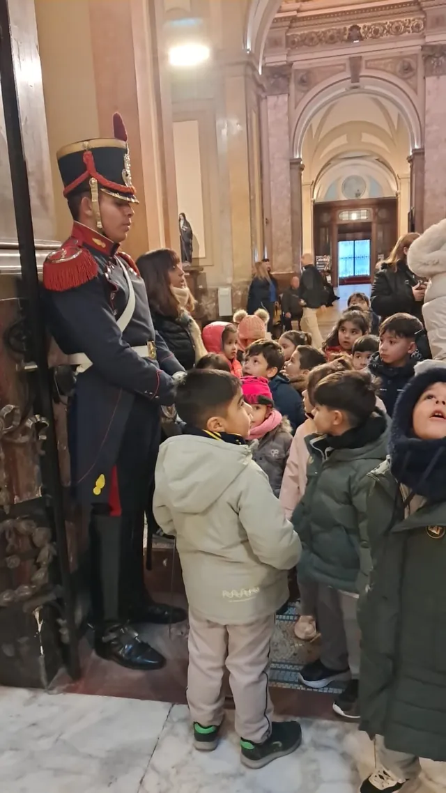 Alumnos del Nivel Inicial observando a un Granadero de guardia