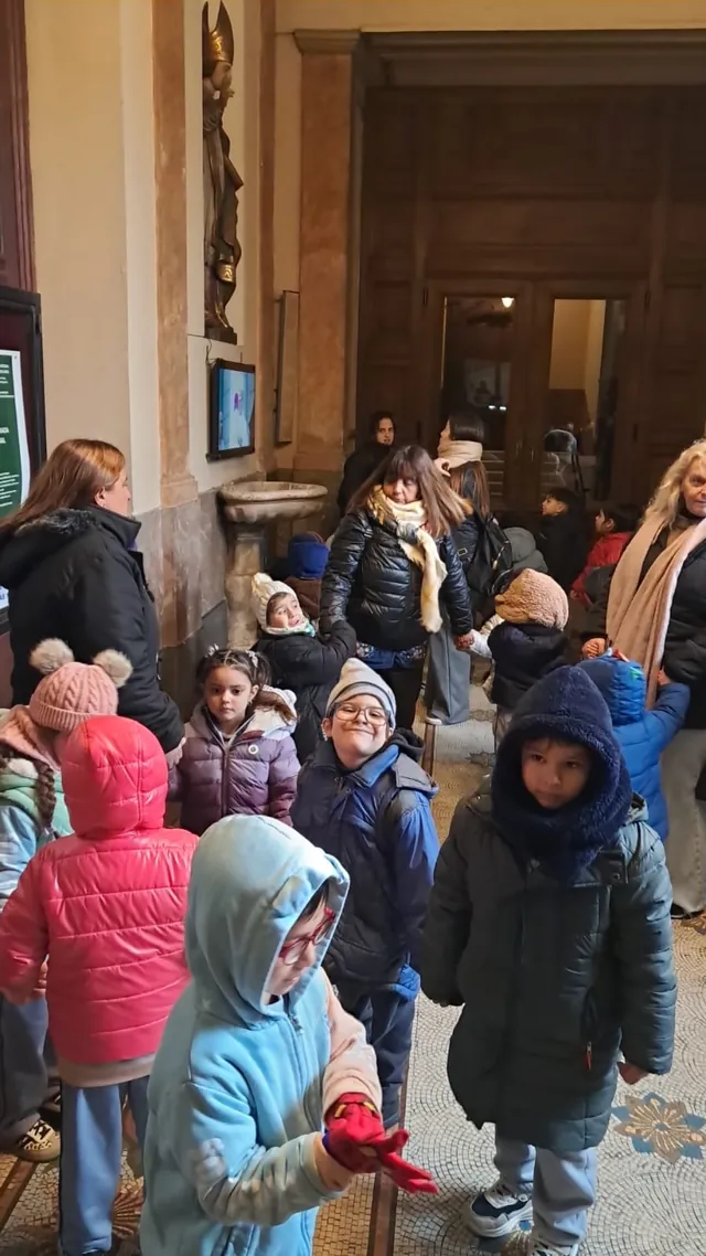Grupo del Nivel Inicial con abrigos durante una salida educativa